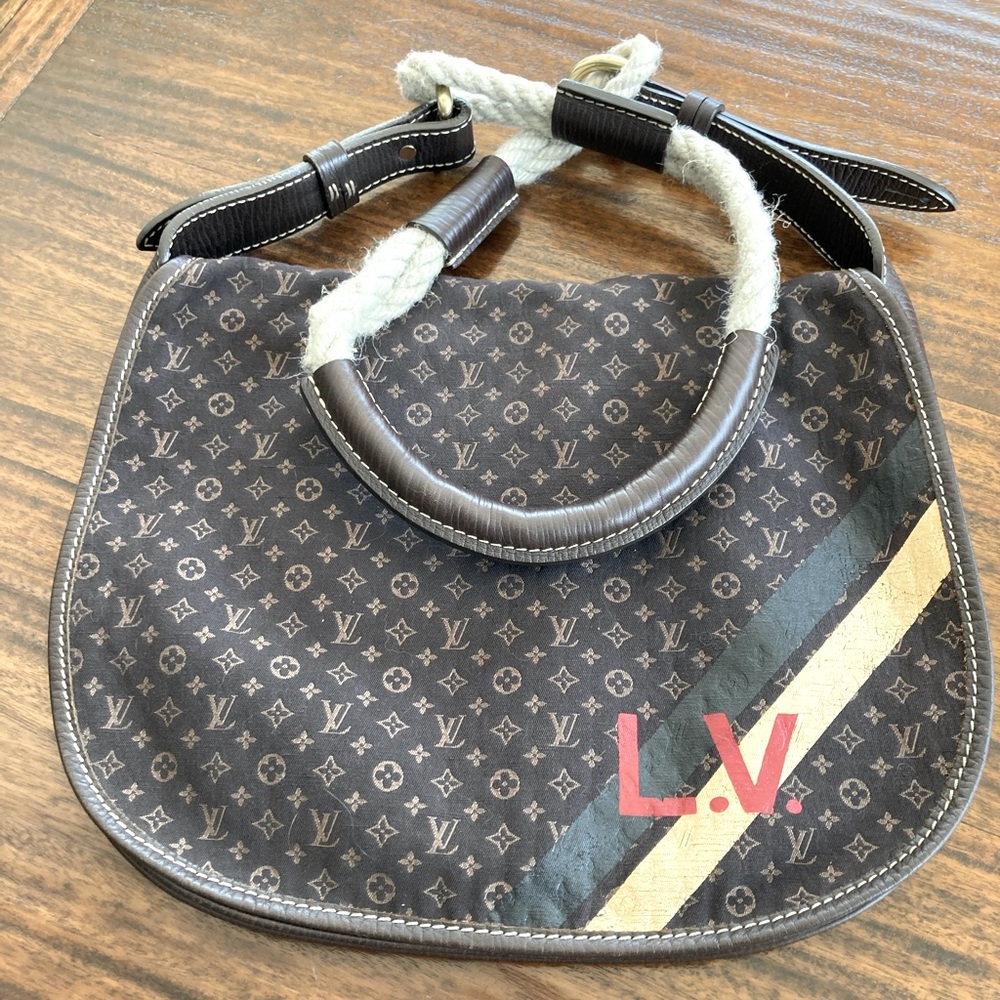Louis Vuitton Canvas messenger bag in mint condition. UNISEX. Mini logo!